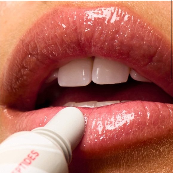 NIB Rhode Peptide lip treatment in Pepperment Glaze - Picture 2 of 4